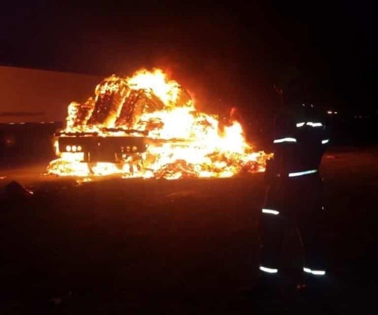Se incendia camión cargado con cartón