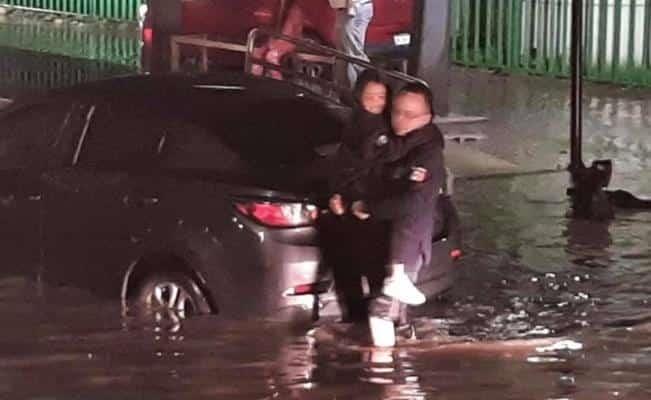 Familias quedan varadas en carretera 57 por lluvias