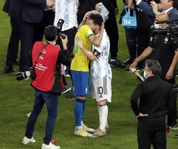 Felicita Neymar a Messi