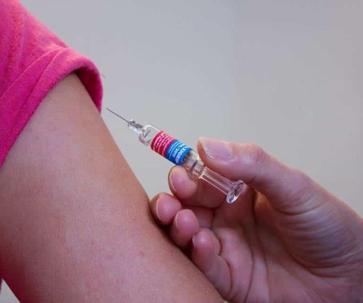 Noruegas reportan aumento en talla de pecho tras vacuna
