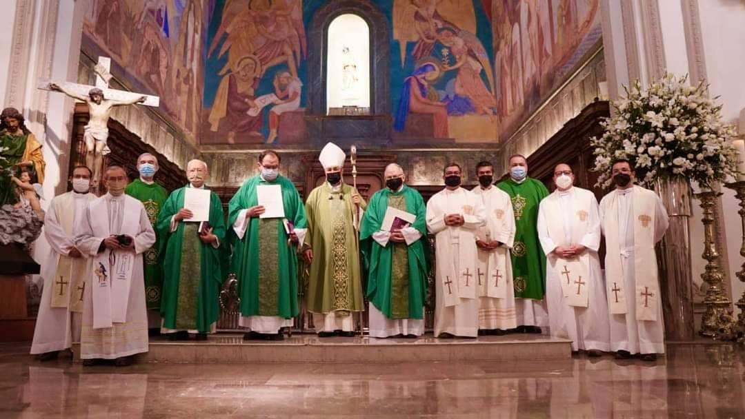 Entrega Arzobispo títulos de capellanes