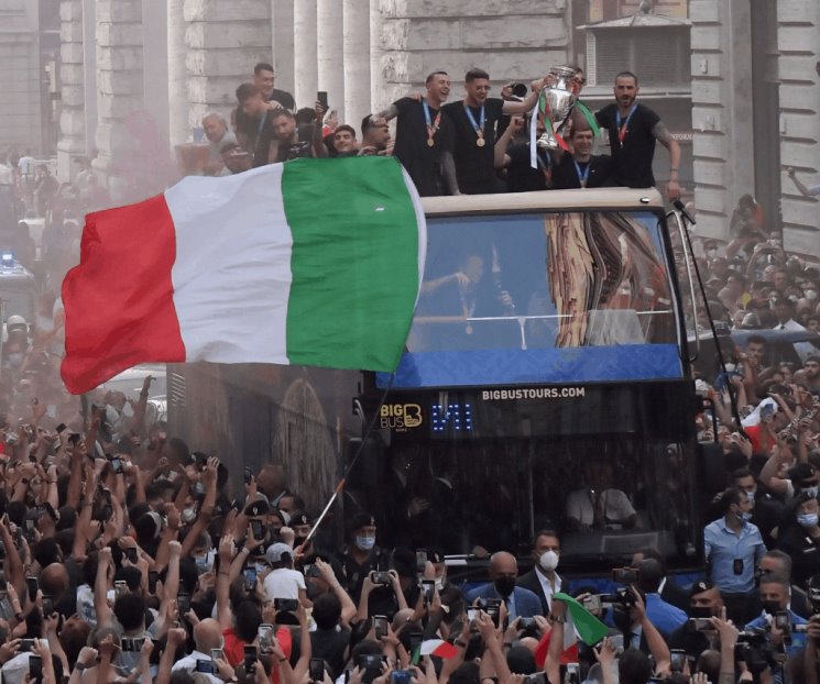 Celebran italianos título de su país en la Eurocopa