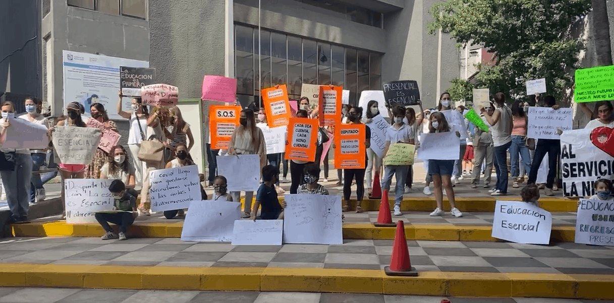 Protestan padres de familia, piden regreso a clases