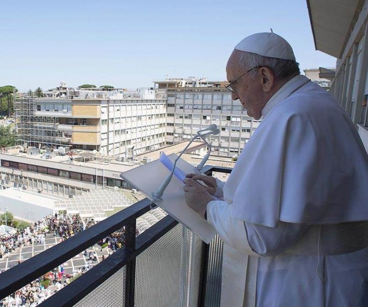 Aparece el Papa Francisco en público tras cirugía
