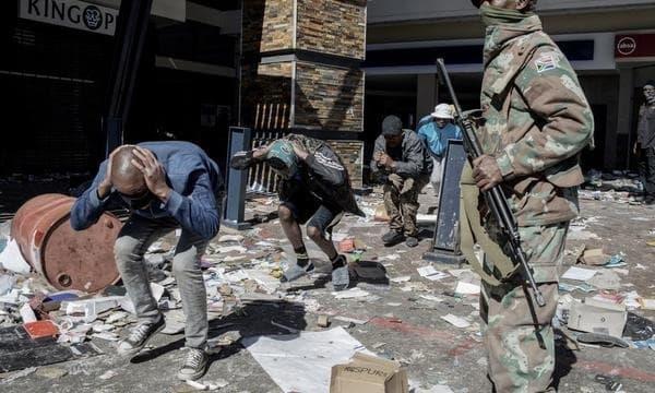 Suman 72 muertos por violencia y saqueos en Sudáfrica