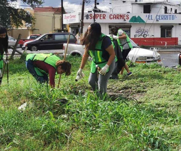 Limpian lugares públicos jóvenes de Apodaca