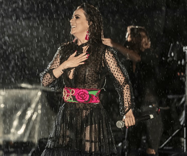 Edith Márquez ofrece concierto en medio de tormenta
