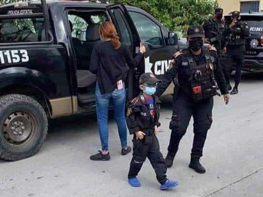 Cumple niño su sueño de ser policía por un día