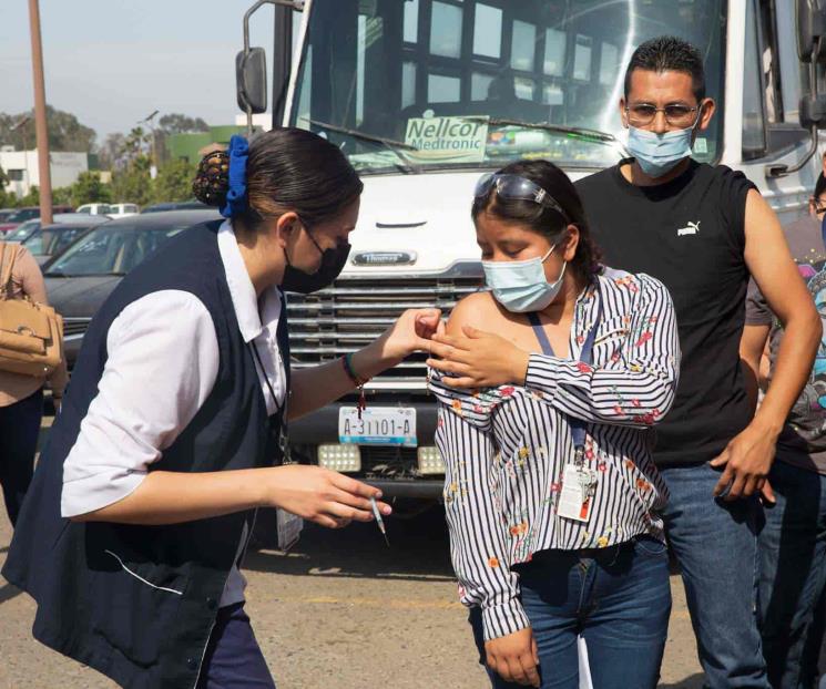 Presenta México a EU esquema de vacunación para la frontera