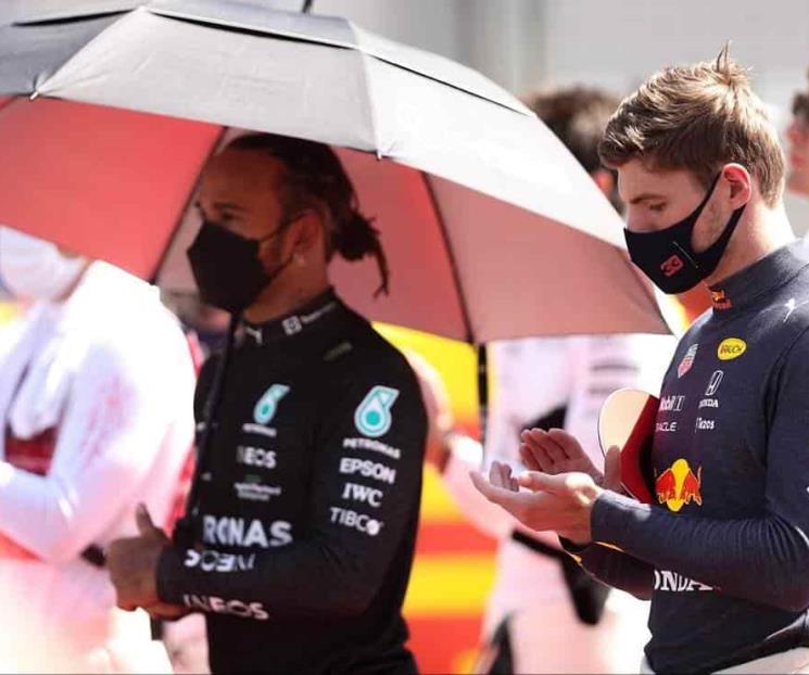 Red Bull analiza demandar a Lewis Hamilton