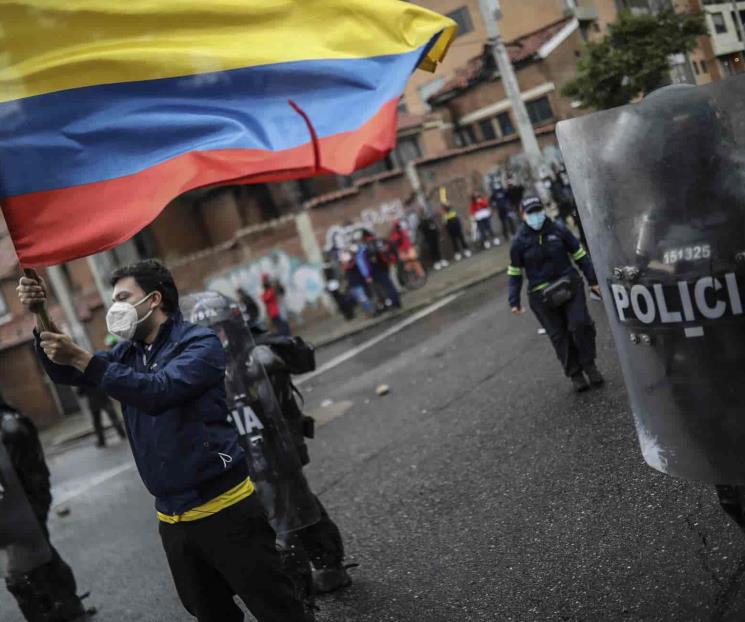 Protestas en Colombia dejan un centenar de heridos