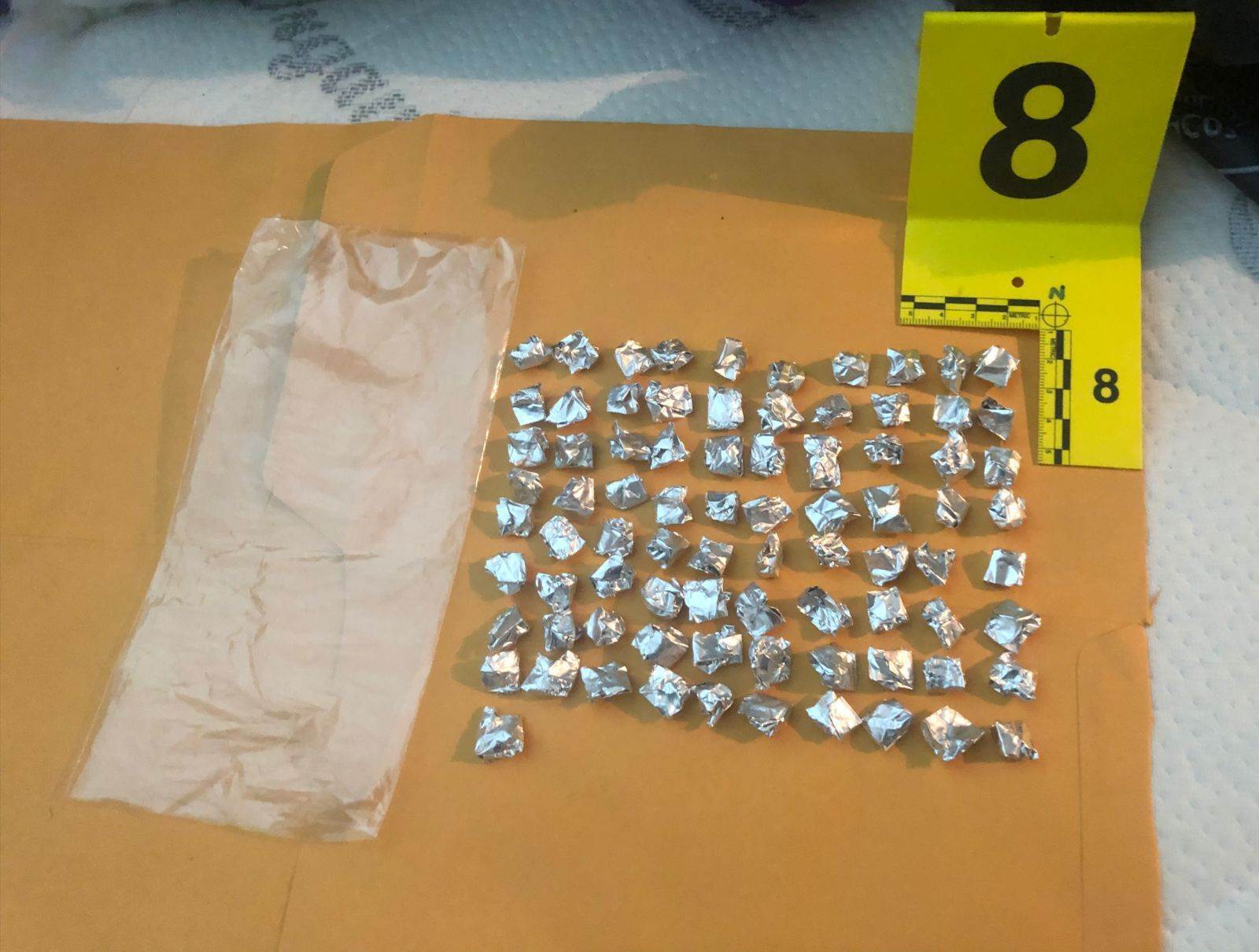 Más de 140 envoltorios de droga asegurados, dos armas de fuego, así como un detenido, fue el resultado del cateo