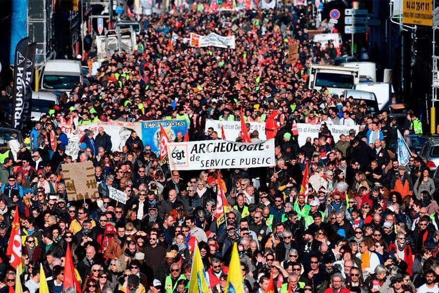 Protestan contra pase sanitario y vacunación en Francia