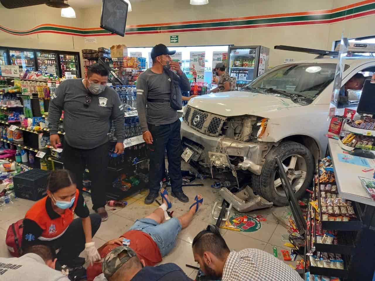 Un hombre que conducía bajo los efectos de las bebidas alcohólicas, termino incrustado en el interior de una tienda