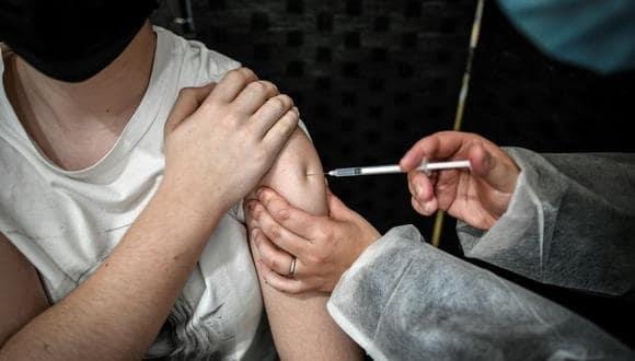 Gobiernos empiezan a obligar a vacunarse ante variante Delta