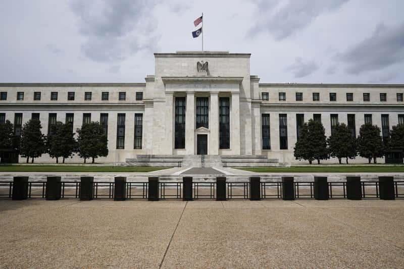 Fed señala avances en empleo e inflación