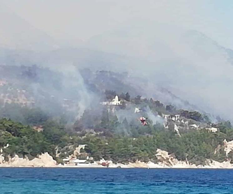 Evacúa Grecia isla  por incendios