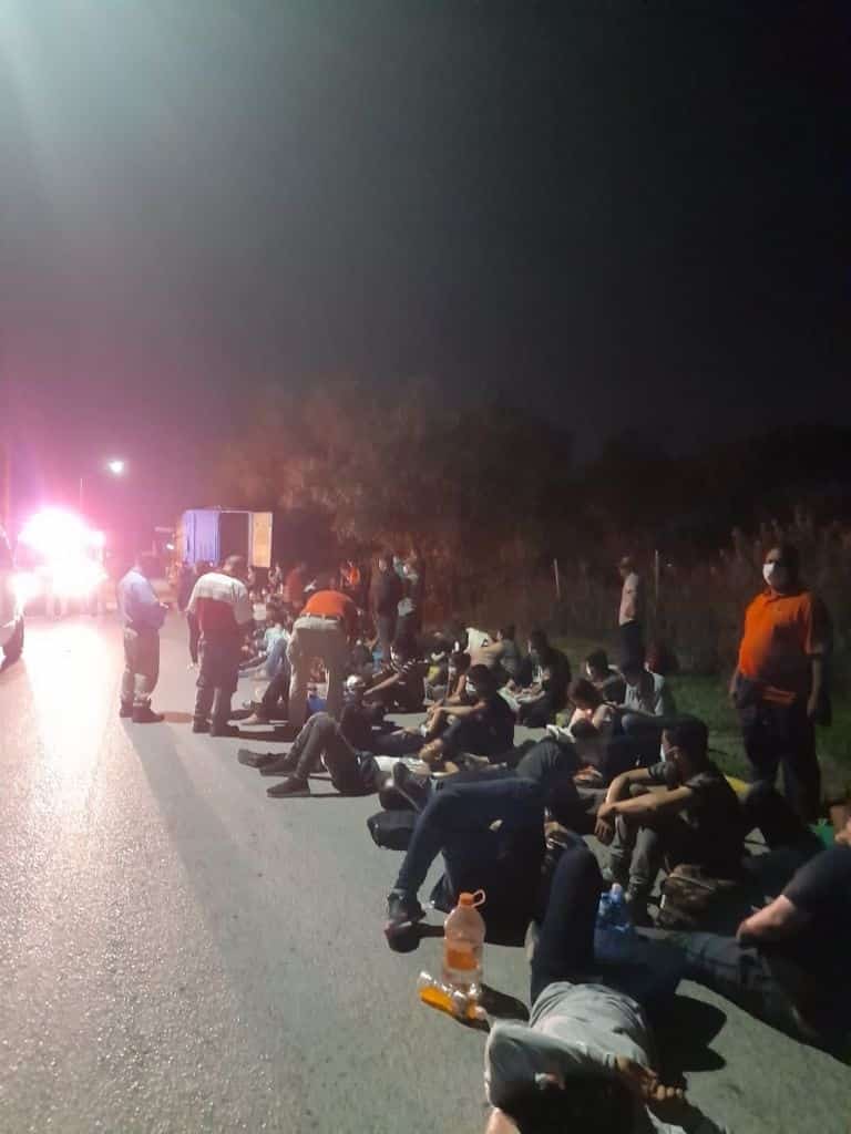 Un grupo de 141 ilegales que eran transportados en un tracto camión, fueron rescatados