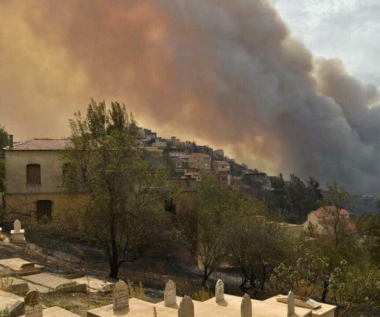 Aumentan a 65 los muertos por incendios en Argelia