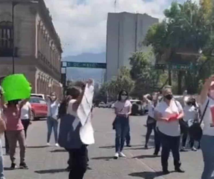 Bloquean maestros calle Zaragoza por falta de plaza