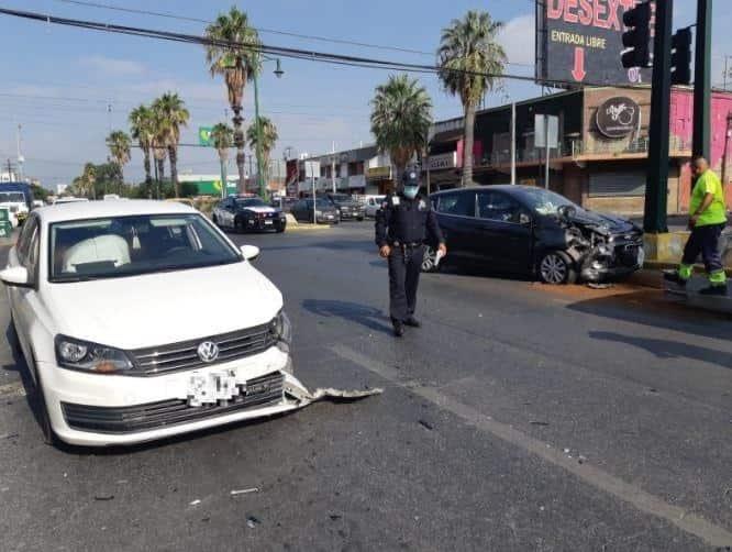 Conductora provoca choque en el Centro de Monterrey