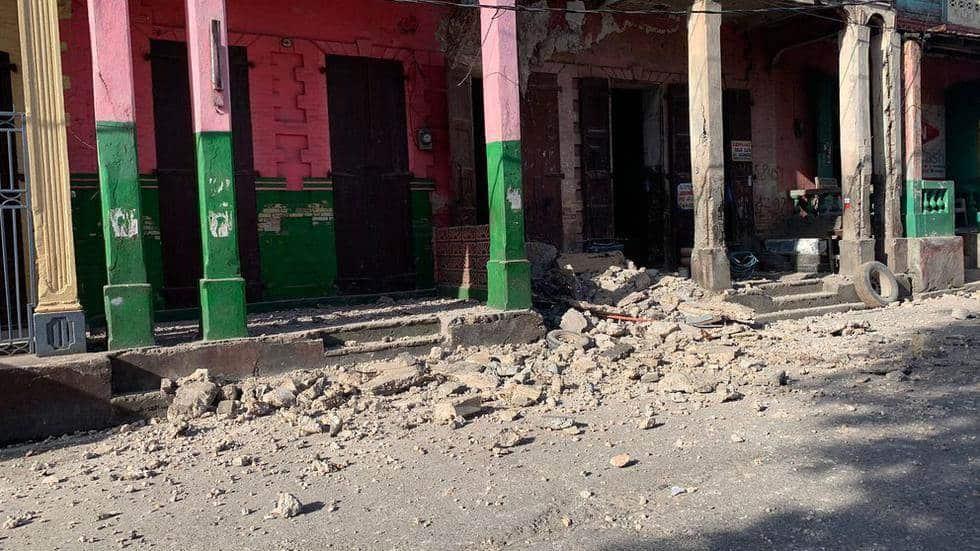 Suman al alza muertos por fuerte sismo en Haití