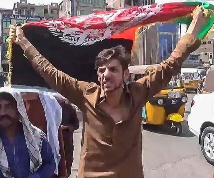 Se enfrentan talibanes a civiles por la bandera