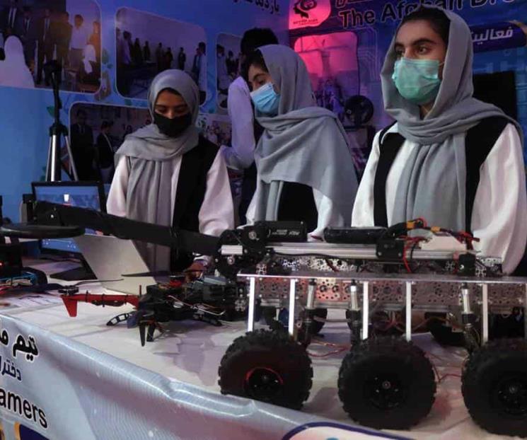 Niñas de equipo de robótica de Afganistán son evacuadas