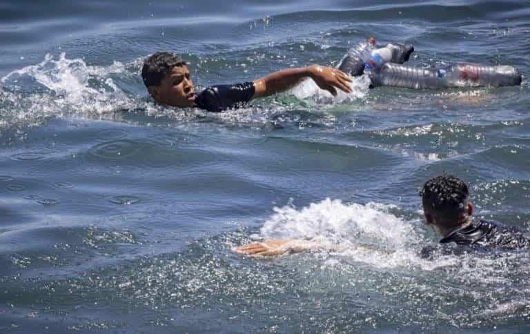 Intentan migrantes llegar a Ceuta nadando