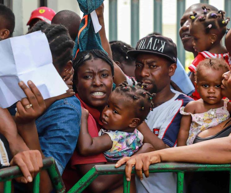 Deporta México a cientos de haitianos a Guatemala