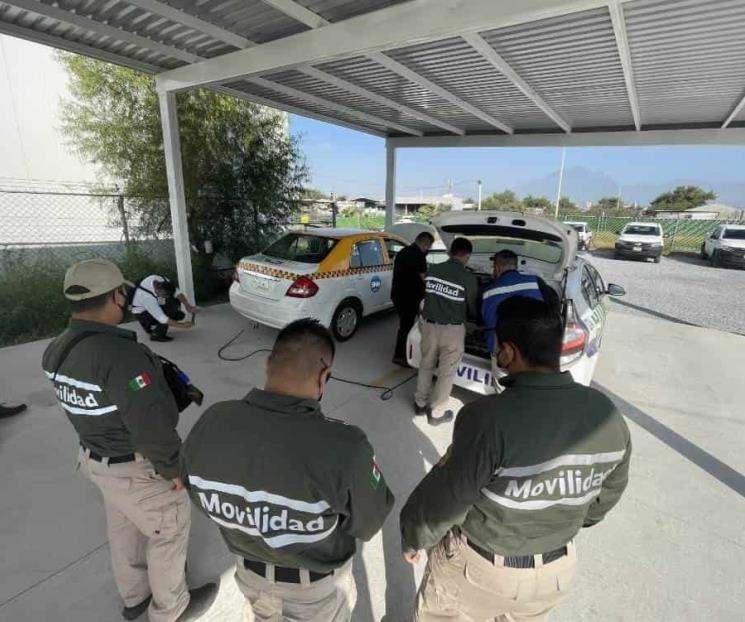 Arranca Nuevo León la verificación vehicular con taxis