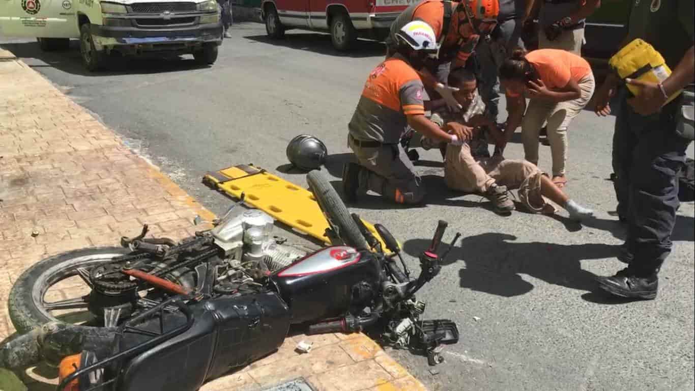 Un menor terminó con lesiones de consideración al ser impactada la motocicleta en que viajaba