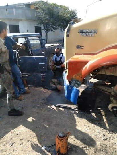 Tráiler aplasta y lesiona a mecánico en Linares NL
