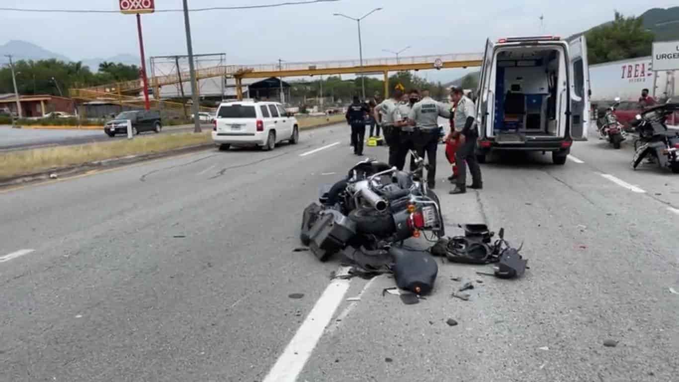 Deja choque de moto dos heridos