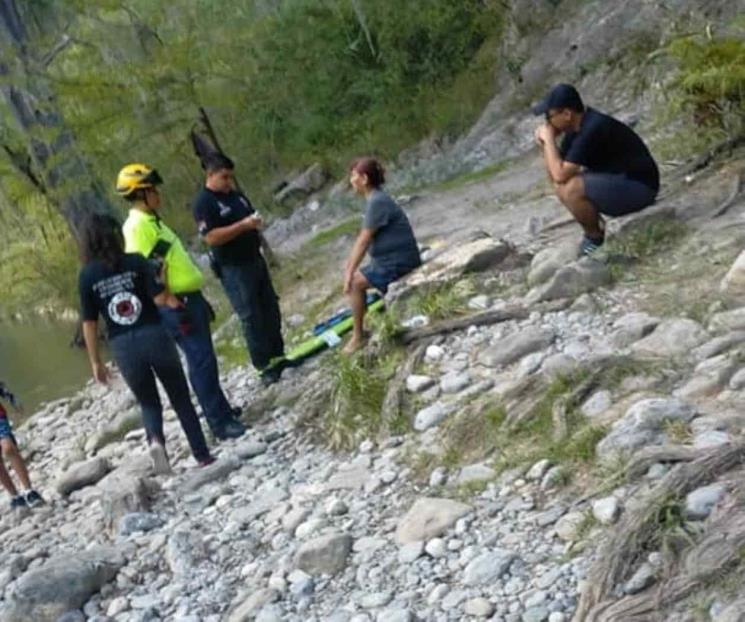 Mujer se lesiona al resbalar en el Río Ramos