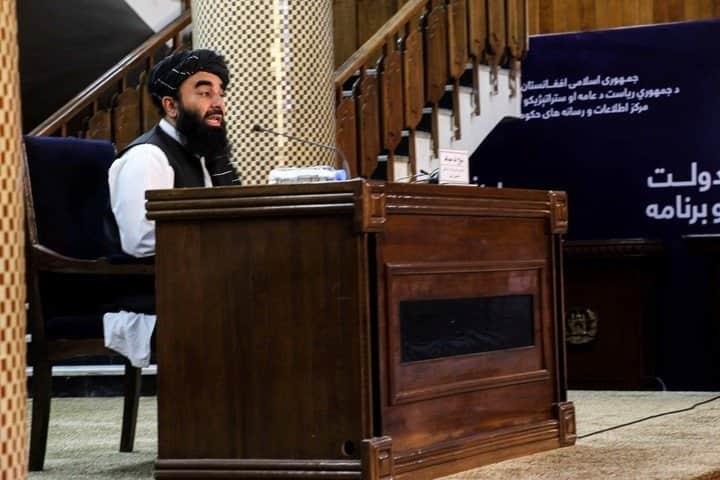 Anuncian talibanes gobierno interino sin incluir mujeres