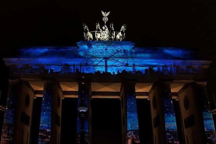 Puerta de Brandenburgo exhibe arte y luz en Alemania