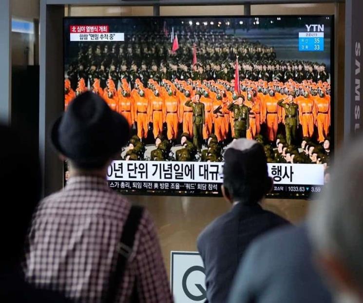 Corea del Norte celebra aniversario con desfile militar