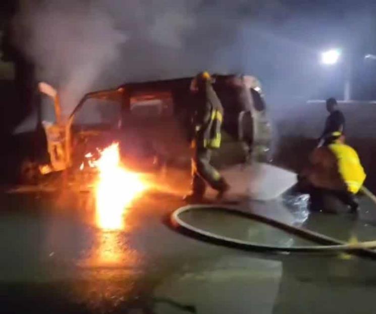 Dejan camioneta abandonada e incendiada en Cadereyta