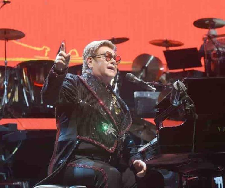 Pospone gira Elton John por lesión de cadera