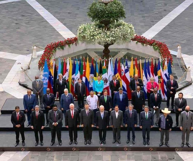 AMLO flanqueado por Cuba y Bolivia en foto oficial de Cumbre