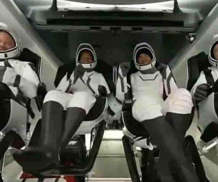 Primera tripulación civil de SpaceX regresa a la Tierra