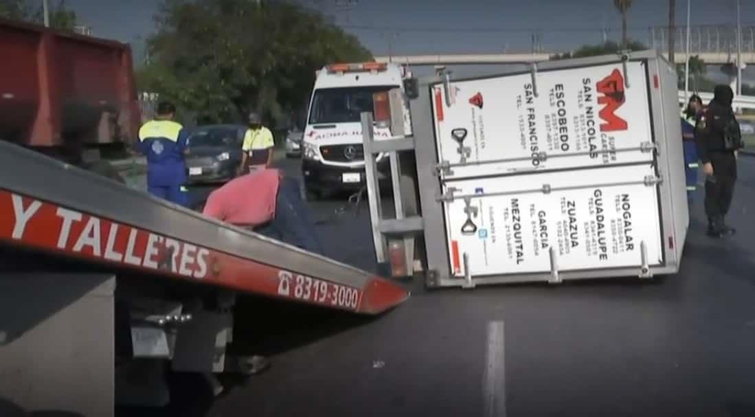 Vuelca camión en San Nicolás