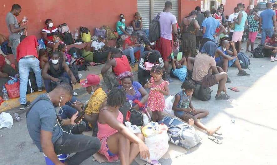 Llegan a Monterrey casi mil migrantes haitianos