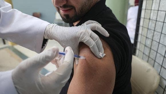 FDA avala refuerzo de vacuna Covid