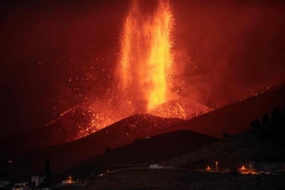 Reportan volcán de La Palma entra en fase explosiva extrema