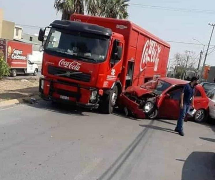 Camión de refrescos provoca choque múltiple en Escobedo