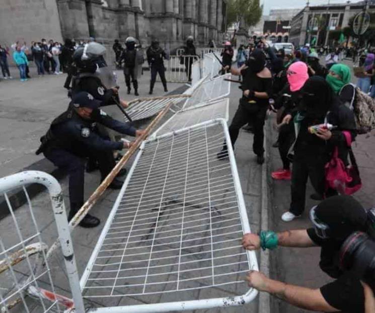 Marcha por el aborto en Toluca culmina en actos vandálicos