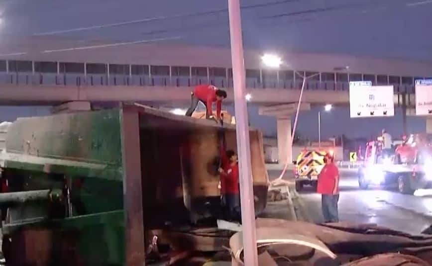 Vuelca Tráiler Cargado Con Rollos De Acero En San Nicolás 6533