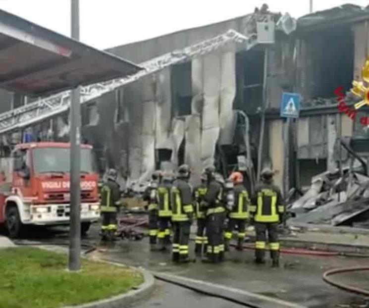 Mueren ocho personas tras estrellarse avioneta en Milán